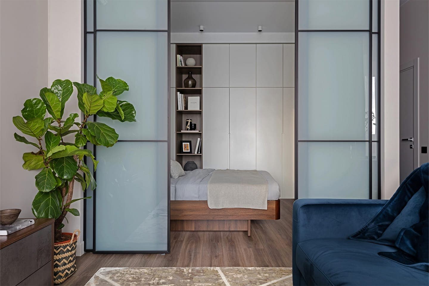 Необычная спальня и умное зонирование в интерьере стильной квартиры ― проект Black Wall Interior Design Studio