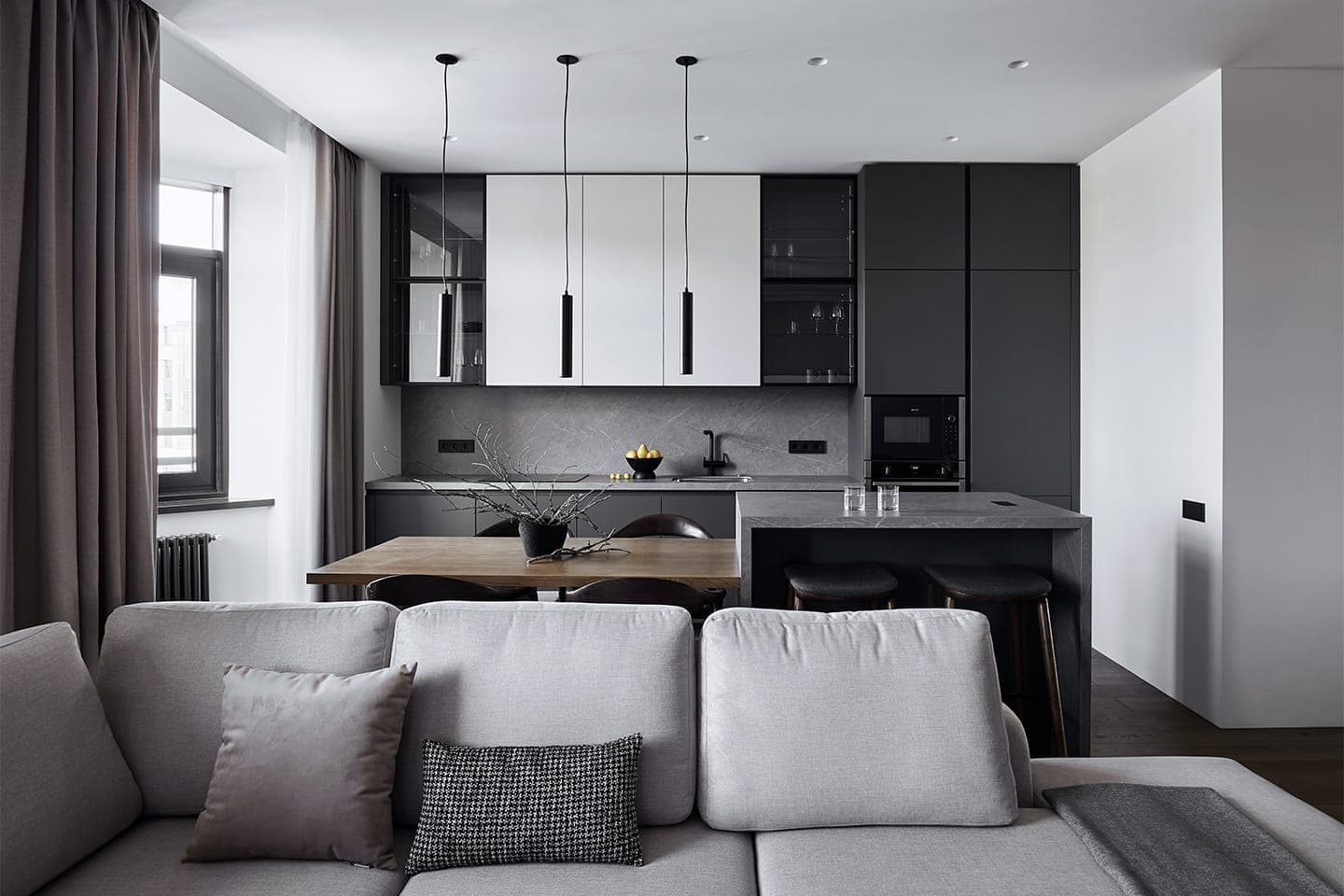 Графичный интерьер квартиры с небольшим кабинетом в гостиной — проект дизайн-бюро LINES