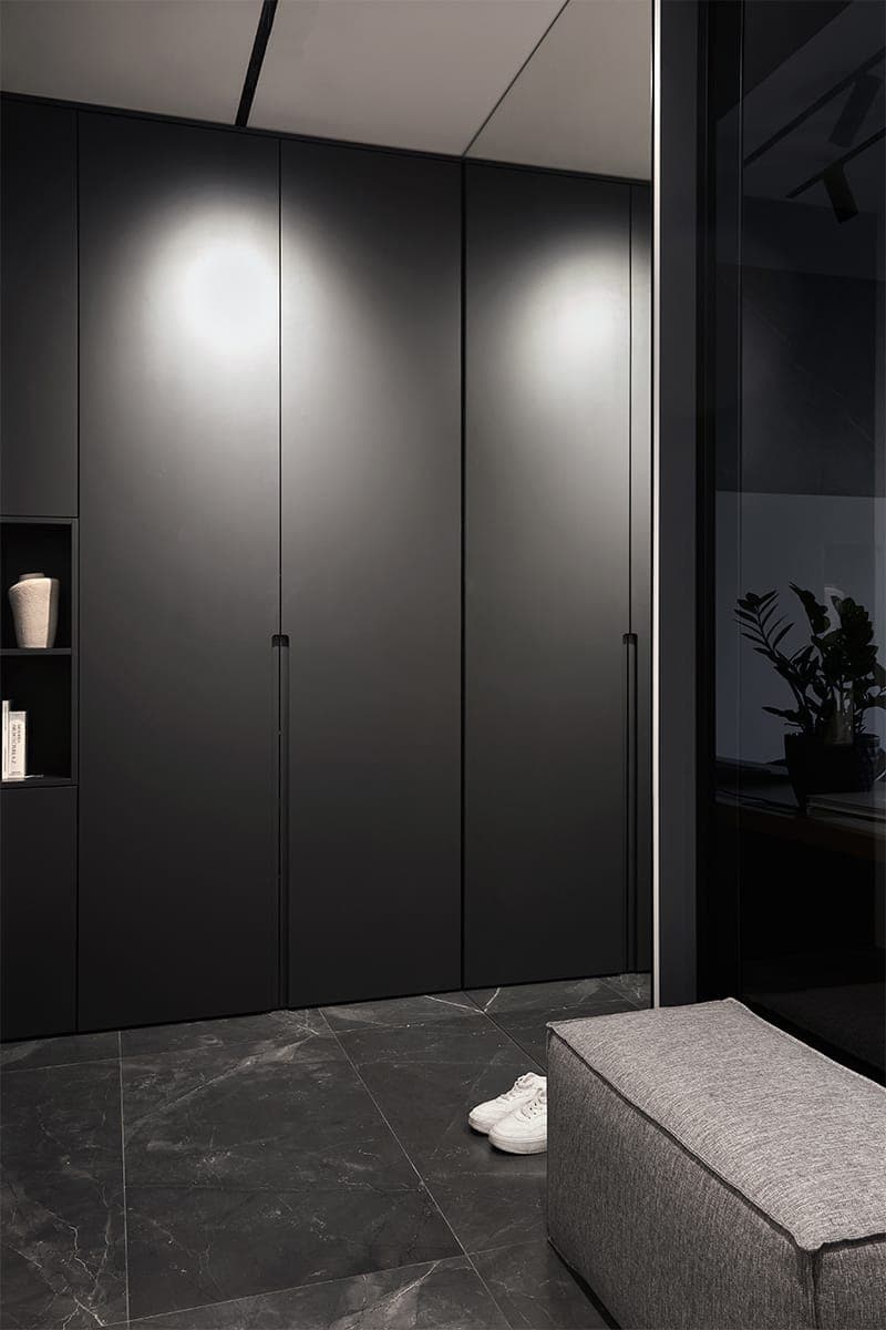 Графичный интерьер квартиры с небольшим кабинетом в гостиной — проект дизайн-бюро LINES