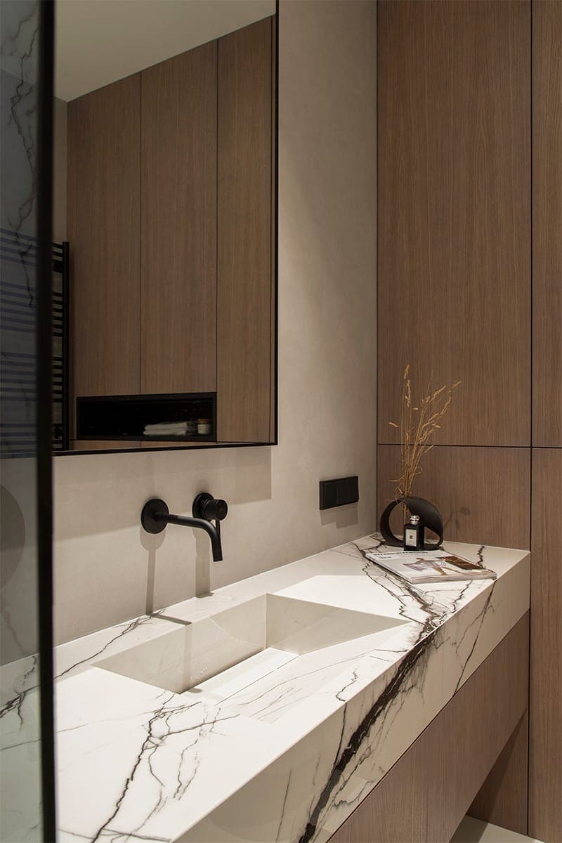 Графичный интерьер квартиры с небольшим кабинетом в гостиной — проект дизайн-бюро LINES