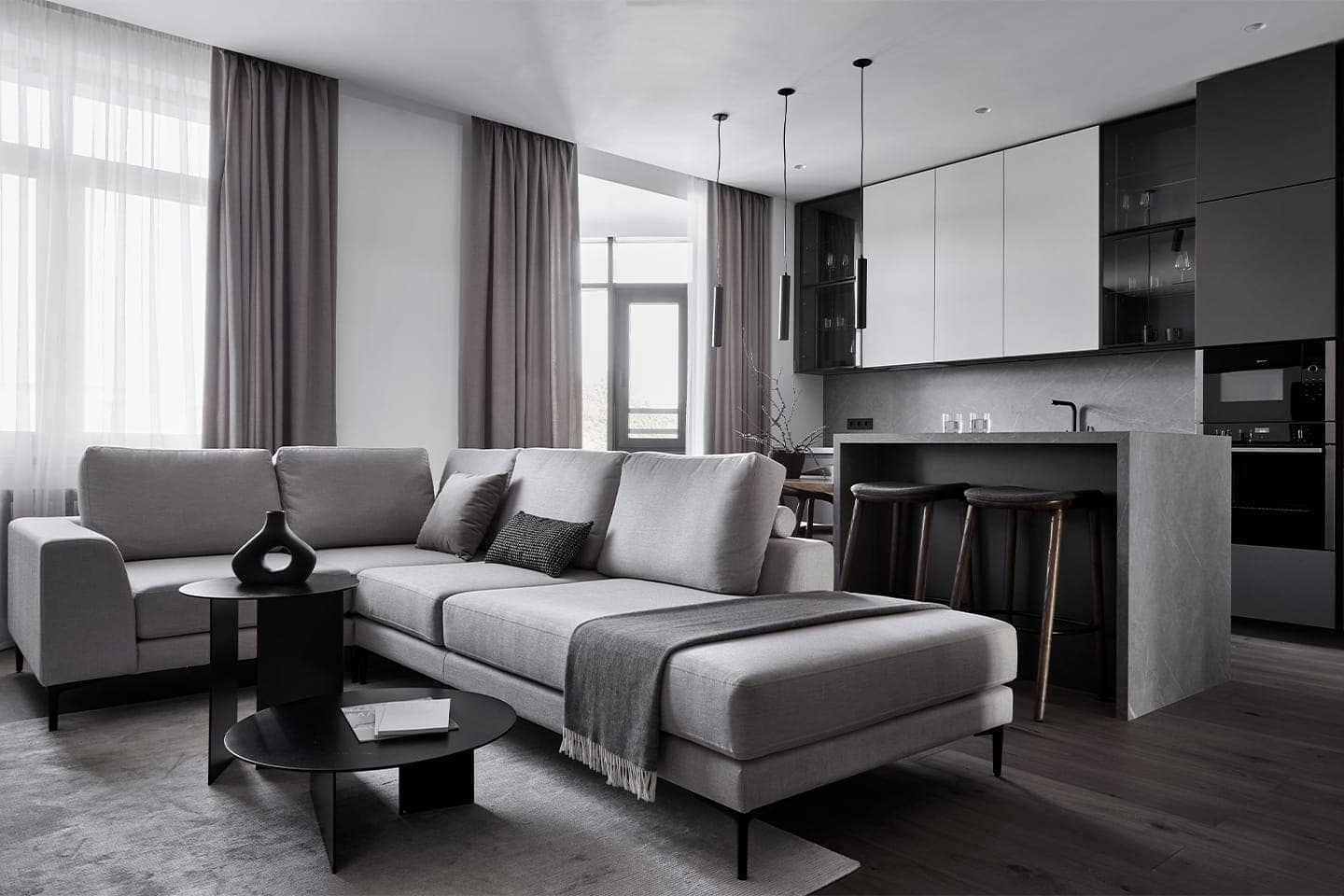 Графичный интерьер квартиры с небольшим кабинетом в гостиной — проект дизайн-бюро LINES