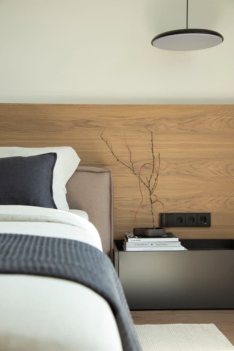 Графичный интерьер квартиры с небольшим кабинетом в гостиной — проект дизайн-бюро LINES