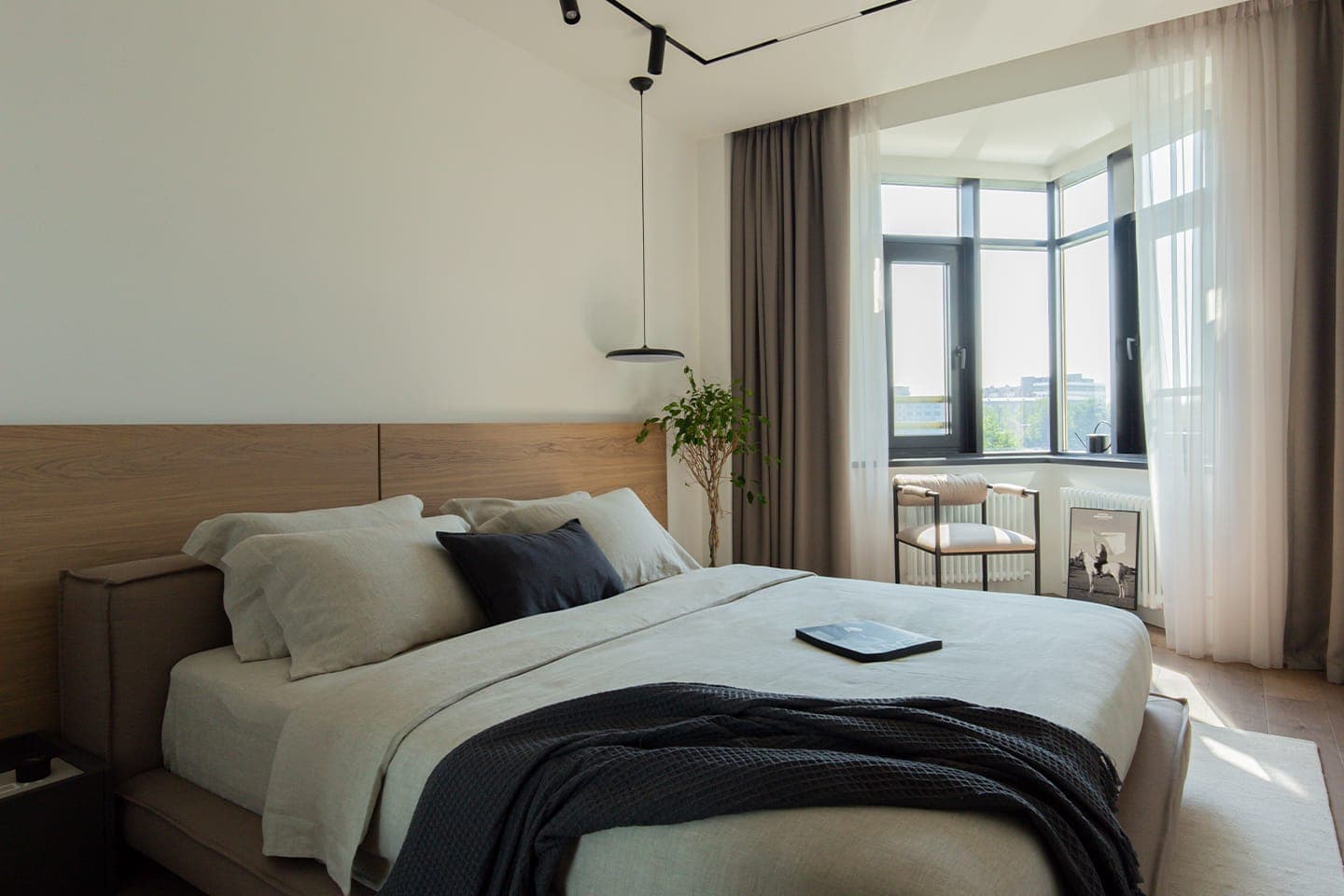 Графичный интерьер квартиры с небольшим кабинетом в гостиной — проект дизайн-бюро LINES