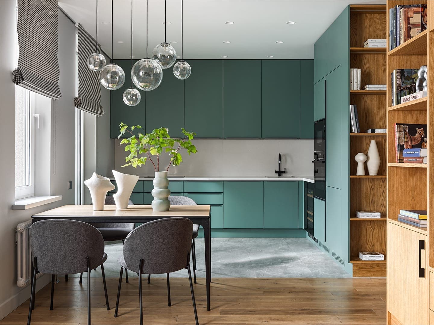 Сочный интерьер, вдохновленный красками летнего леса — проект архитектурного бюро Ксении Мезенцевой и дизайнера Юлии Красавцевой