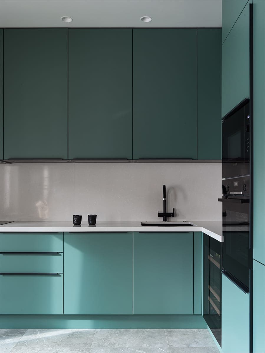 Сочный интерьер, вдохновленный красками летнего леса — проект архитектурного бюро Ксении Мезенцевой и дизайнера Юлии Красавцевой