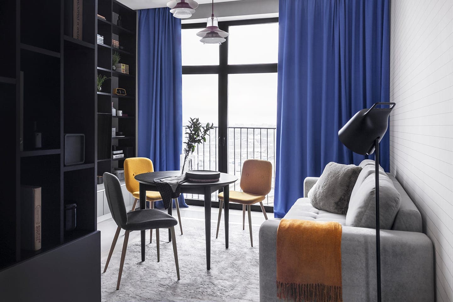 Яркие краски в интерьере квартиры для активной семьи с двумя детьми — проект студии «Точка дизайна»