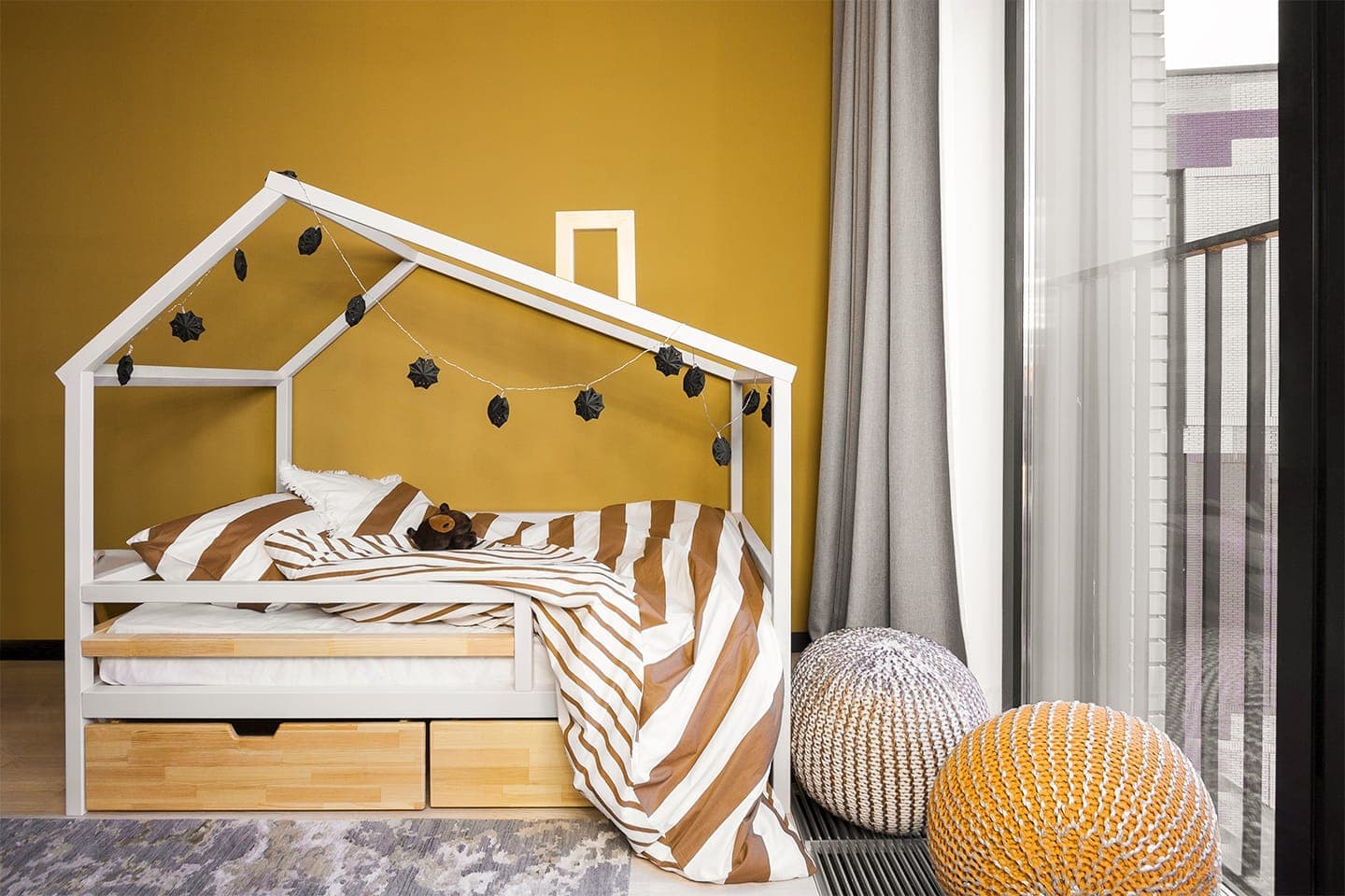 Яркие краски в интерьере квартиры для активной семьи с двумя детьми — проект студии «Точка дизайна»