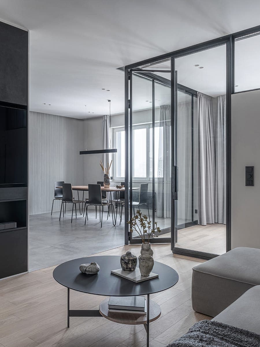 Строгий интерьер квартиры с ванной комнатой в стеклянном кубе — проект Светланы Мамаенко