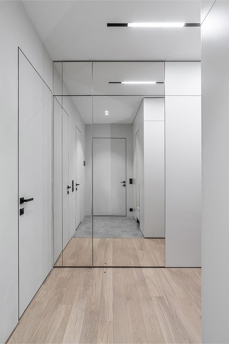 Строгий интерьер квартиры с ванной комнатой в стеклянном кубе — проект Светланы Мамаенко