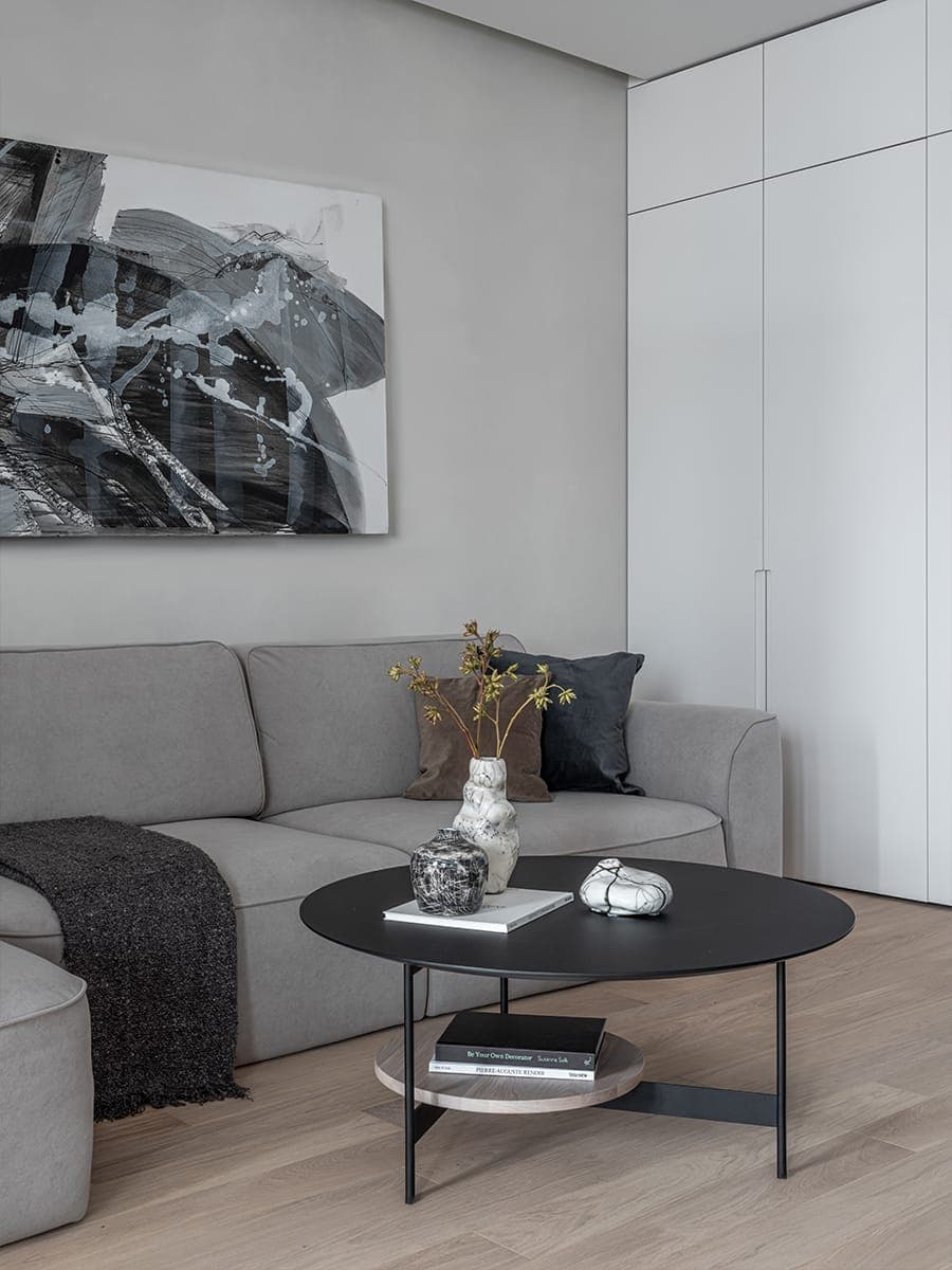 Строгий интерьер квартиры с ванной комнатой в стеклянном кубе — проект Светланы Мамаенко