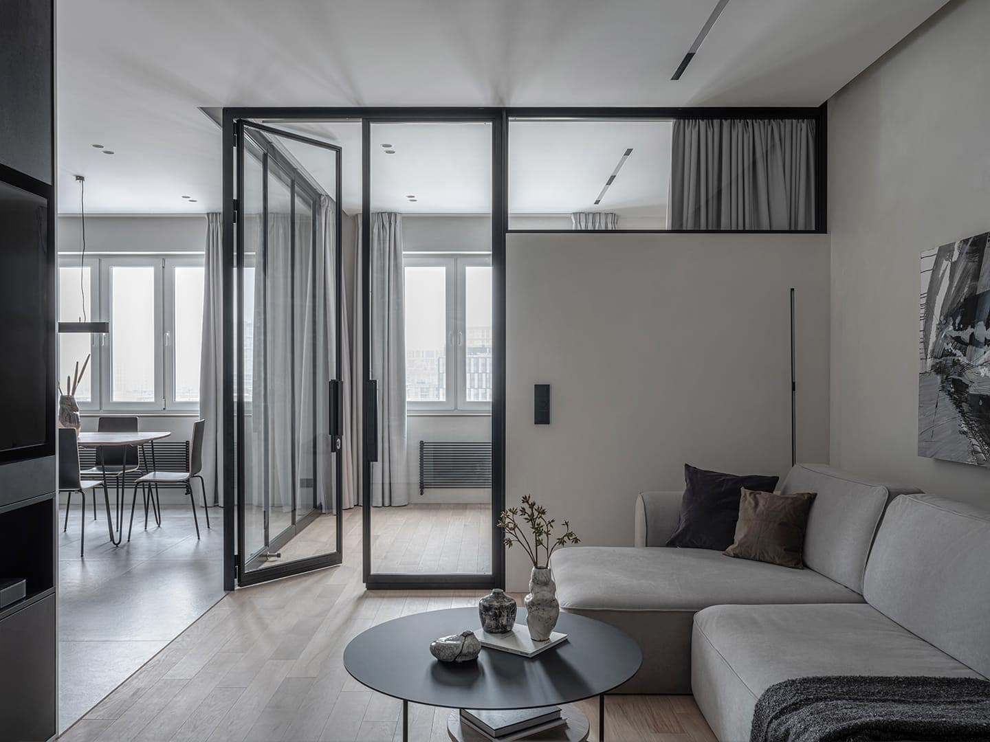 Строгий интерьер квартиры с ванной комнатой в стеклянном кубе — проект Светланы Мамаенко