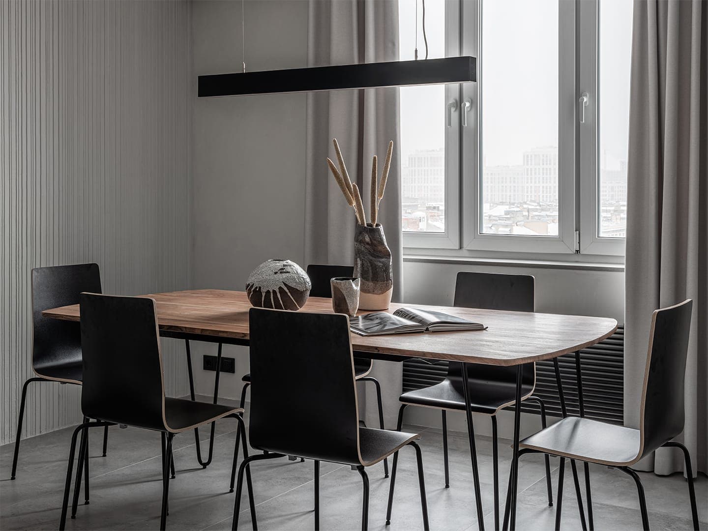 Строгий интерьер квартиры с ванной комнатой в стеклянном кубе — проект Светланы Мамаенко