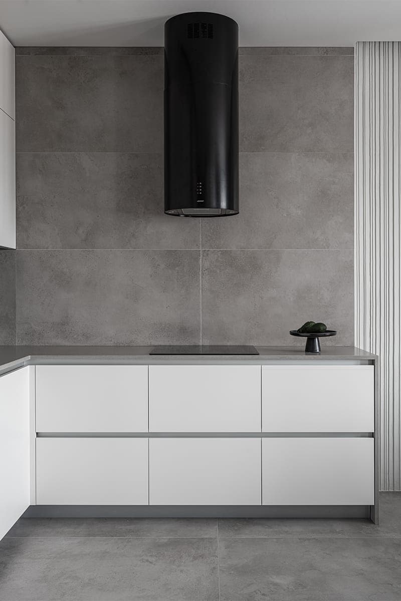 Строгий интерьер квартиры с ванной комнатой в стеклянном кубе — проект Светланы Мамаенко