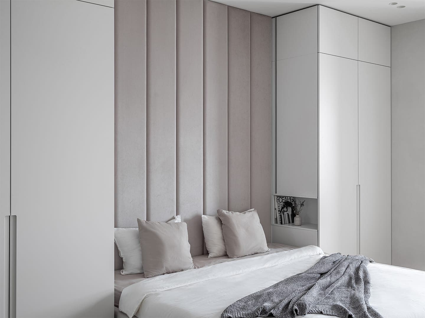 Строгий интерьер квартиры с ванной комнатой в стеклянном кубе — проект Светланы Мамаенко