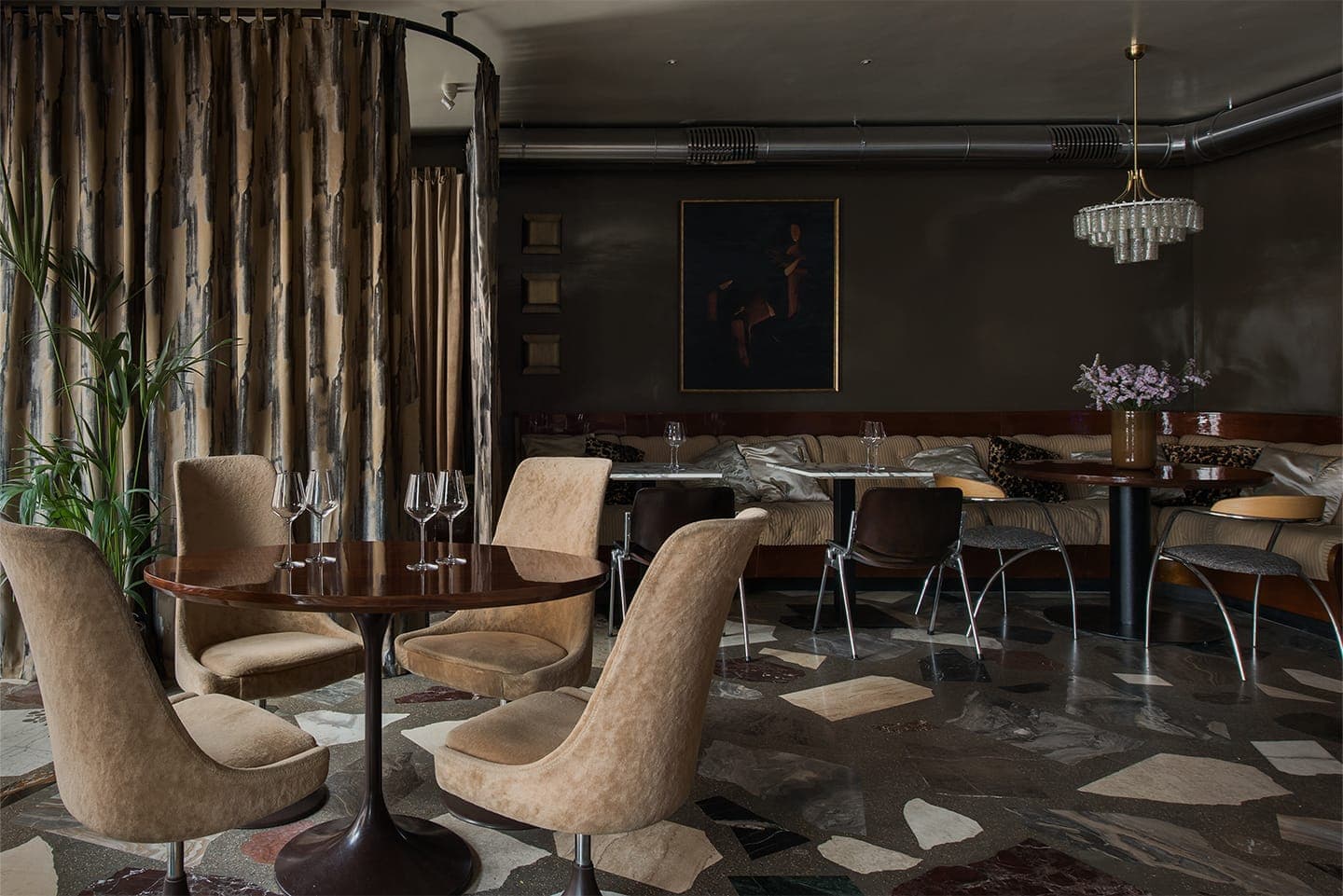 Глянцевые фактуры, хромированные детали и землистая палитра в интерьере петербургского бистро – проект PAUM Design