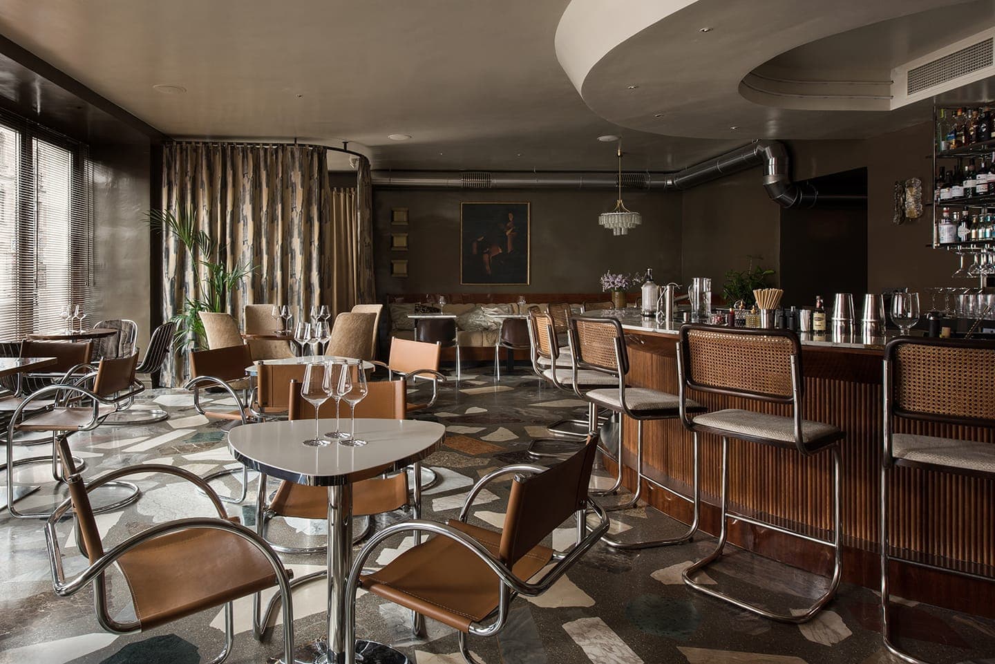 Глянцевые фактуры, хромированные детали и землистая палитра в интерьере петербургского бистро – проект PAUM Design