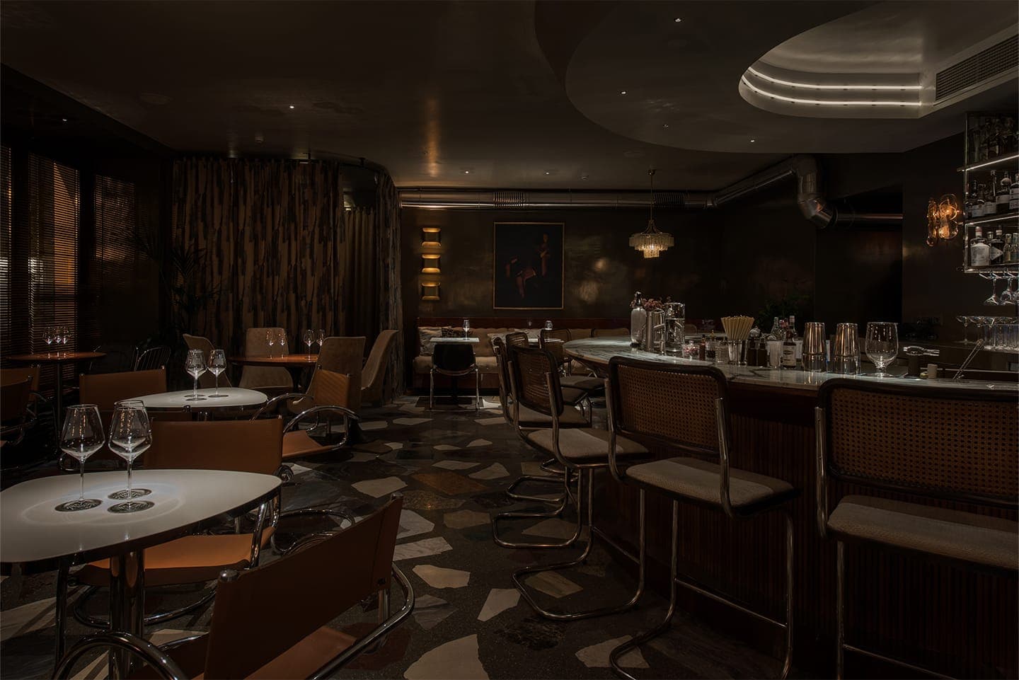 Глянцевые фактуры, хромированные детали и землистая палитра в интерьере петербургского бистро – проект PAUM Design