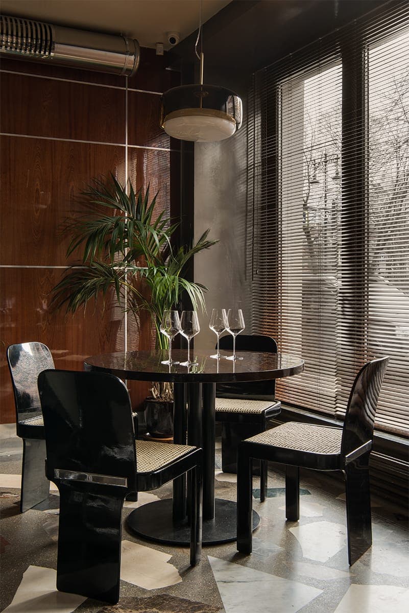 Глянцевые фактуры, хромированные детали и землистая палитра в интерьере петербургского бистро – проект PAUM Design