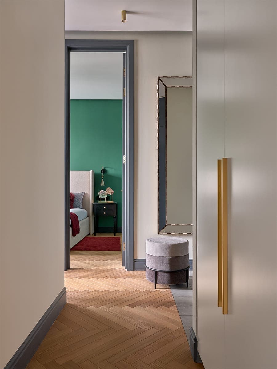 Интерьер квартиры с красочными спальнями и латунными деталями — проект студии I+E Spaces