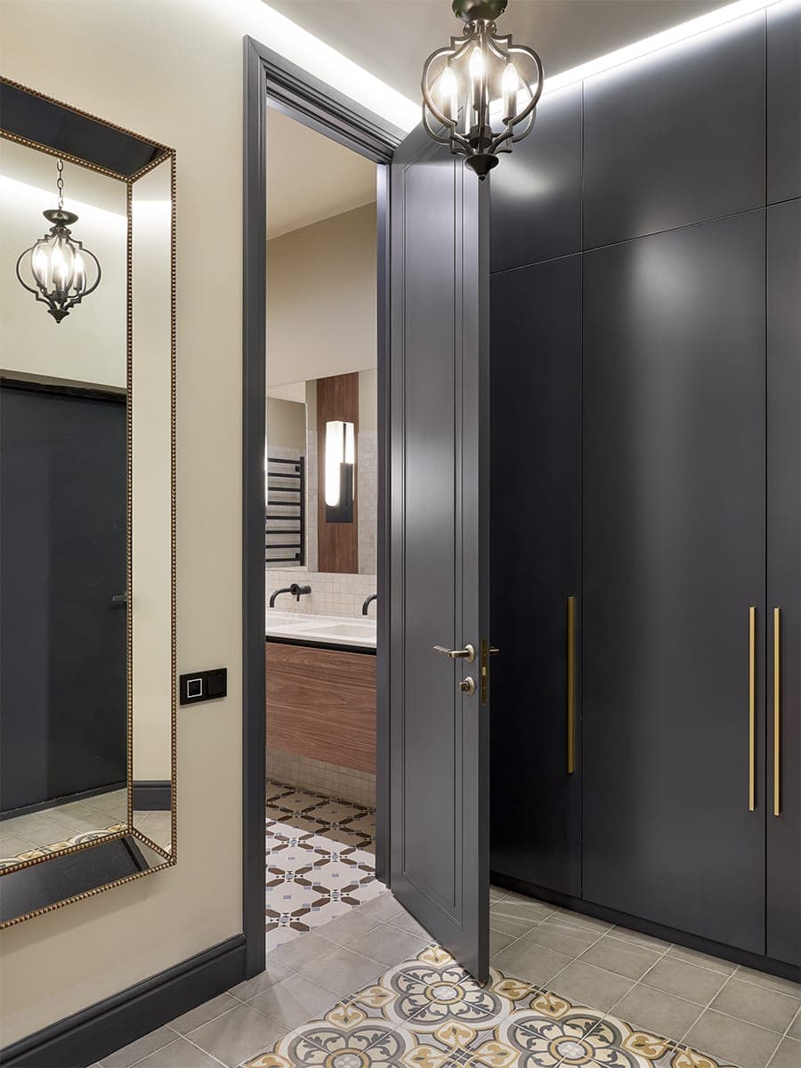 Интерьер квартиры с красочными спальнями и латунными деталями — проект студии I+E Spaces