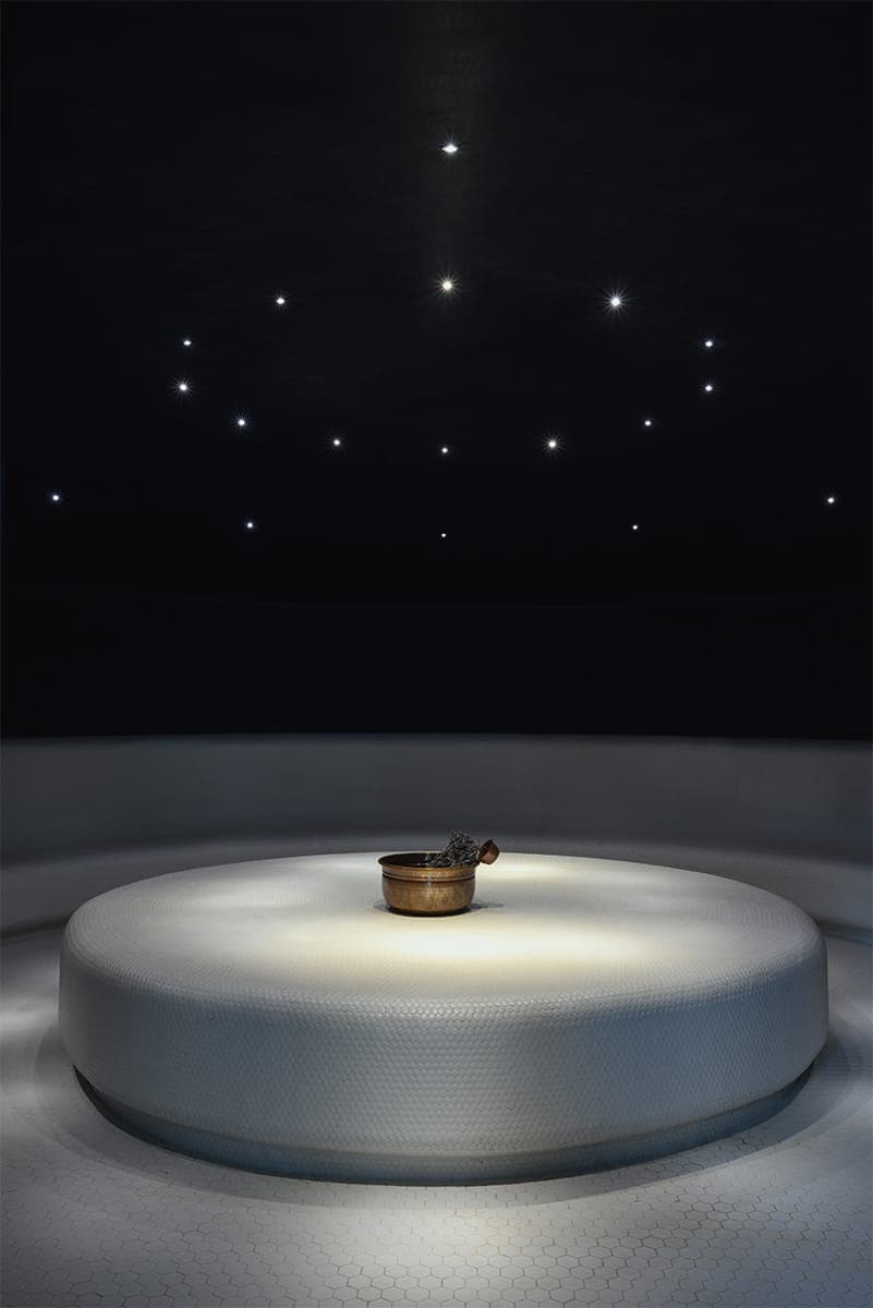 Природные оттенки и этнический декор в интерьере банного комплекса — проект Дмитрия Симонова