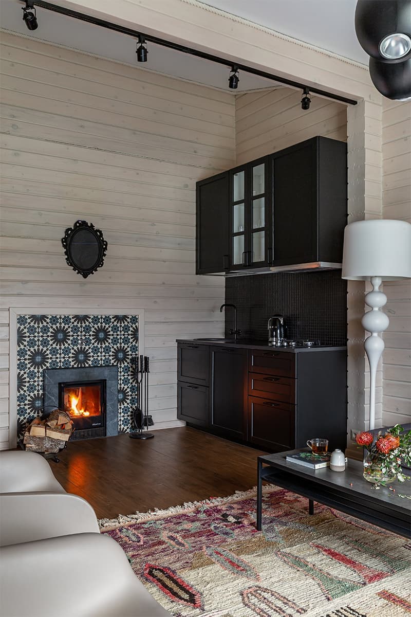 Теплый интерьер банного дома с яркими деталями — проект Кати Аболониной