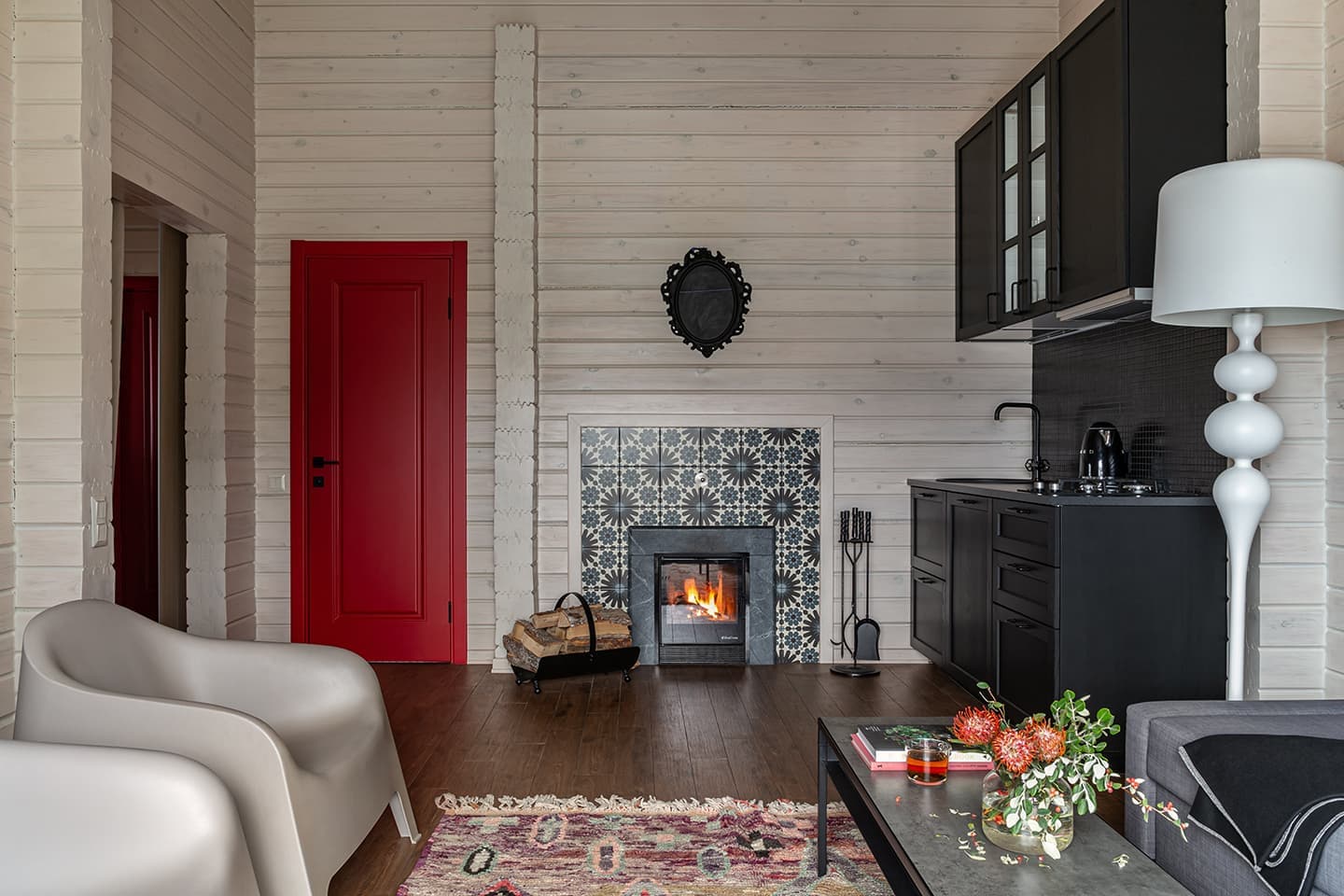 Теплый интерьер банного дома с яркими деталями — проект Кати Аболониной