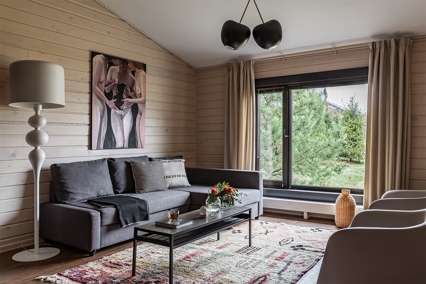 Теплый интерьер банного дома с яркими деталями — проект Кати Аболониной