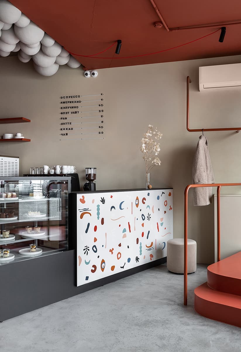 Декоративные шары и ярусная посадка в интерьере семейного кафе — проект Екатерины и Алексея Савицких