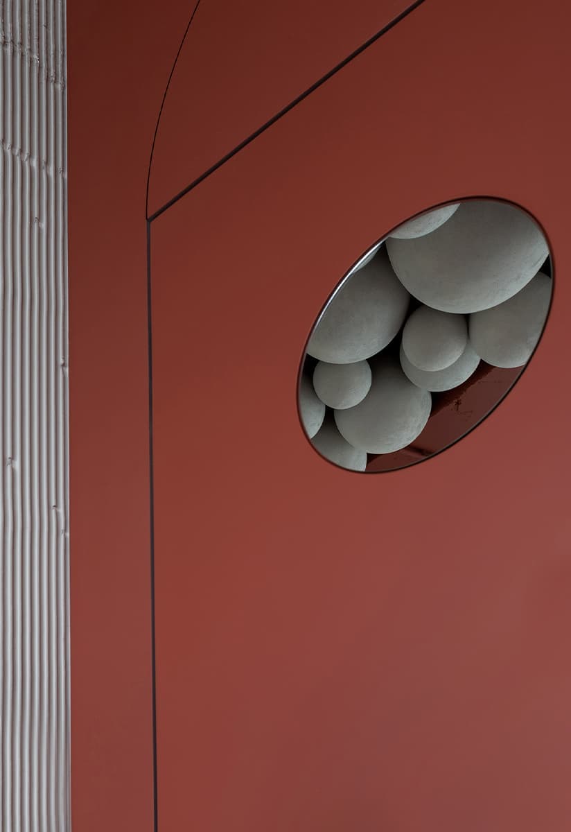 Декоративные шары и ярусная посадка в интерьере семейного кафе — проект Екатерины и Алексея Савицких