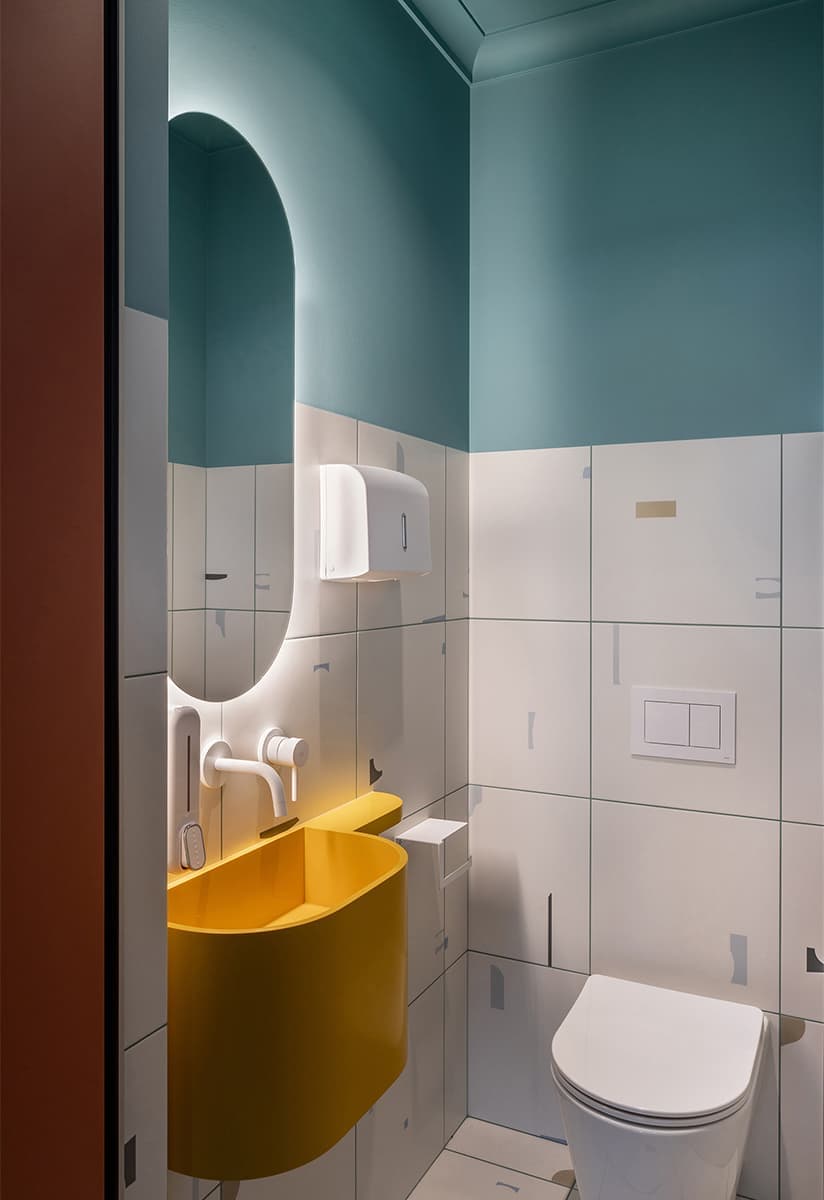 Декоративные шары и ярусная посадка в интерьере семейного кафе — проект Екатерины и Алексея Савицких