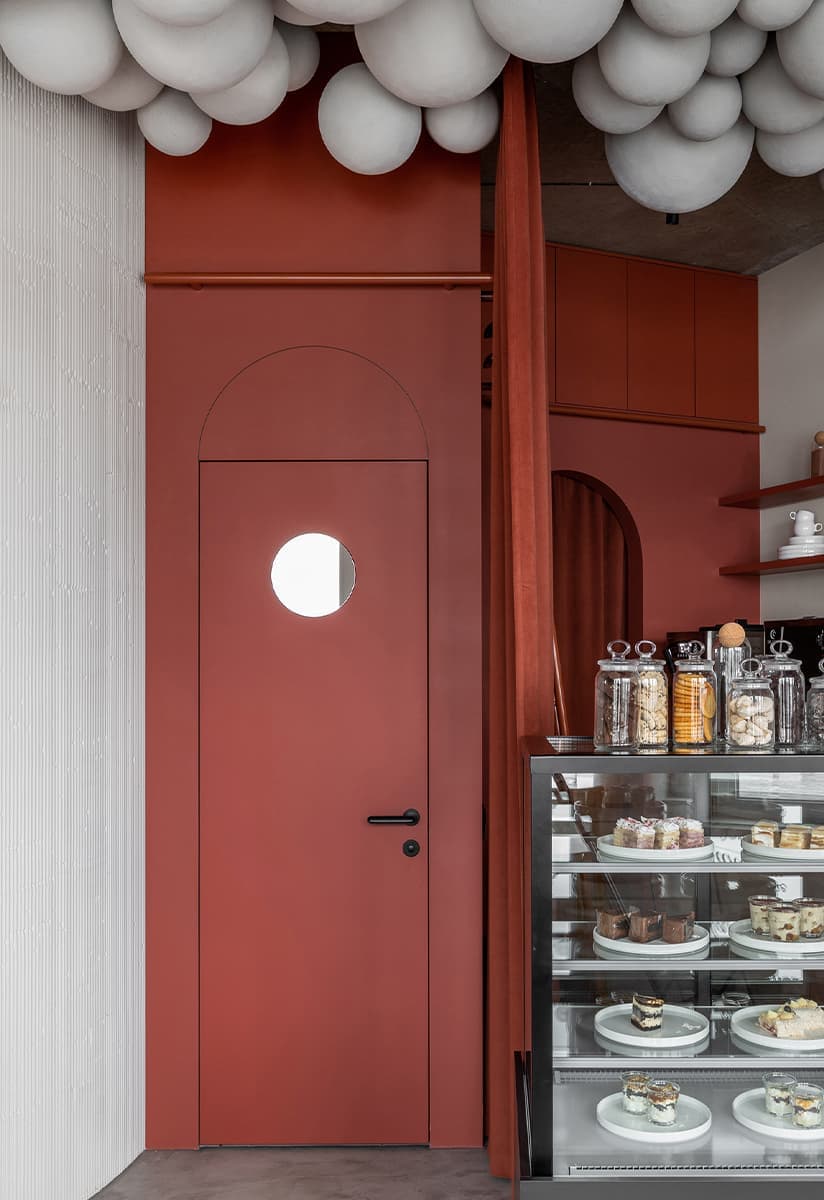 Декоративные шары и ярусная посадка в интерьере семейного кафе — проект Екатерины и Алексея Савицких