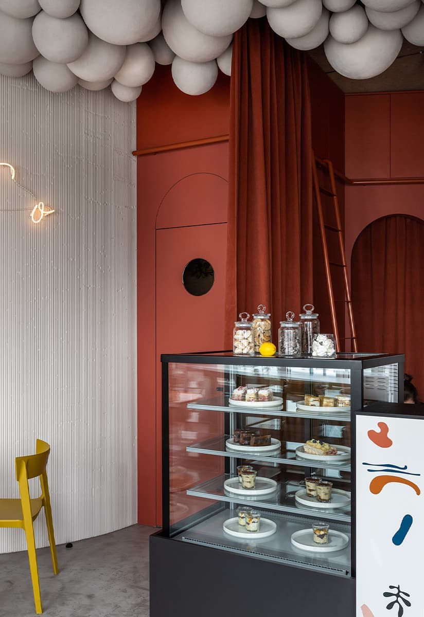 Декоративные шары и ярусная посадка в интерьере семейного кафе — проект Екатерины и Алексея Савицких