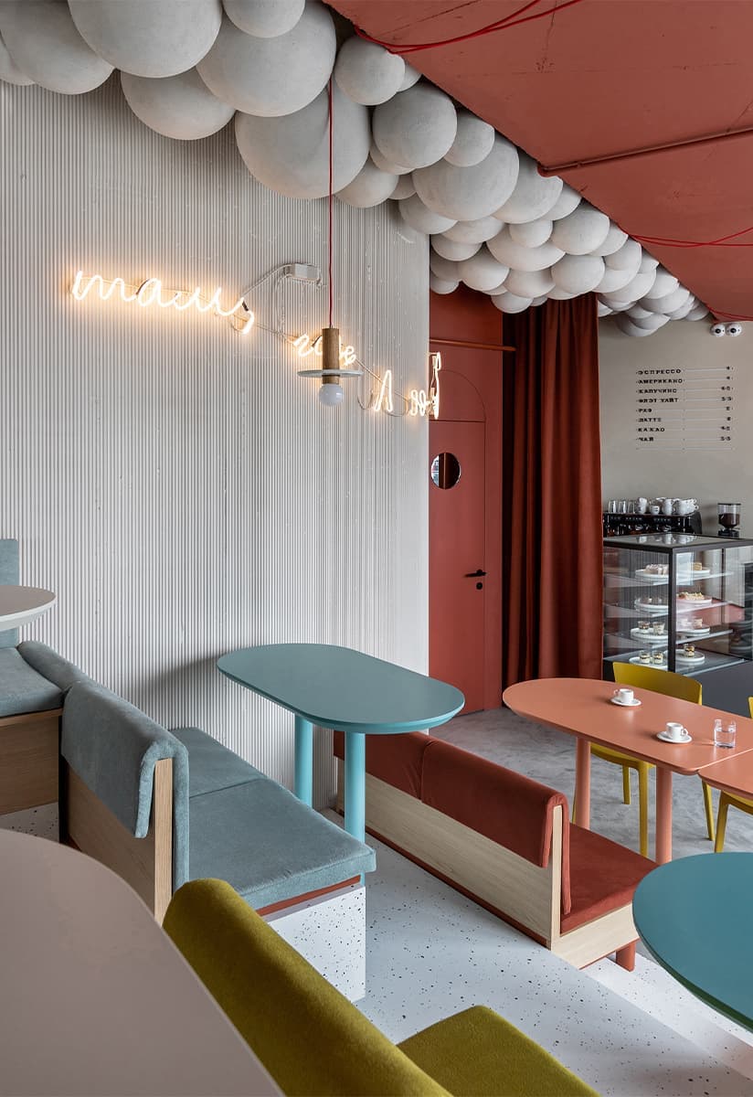 Декоративные шары и ярусная посадка в интерьере семейного кафе — проект Екатерины и Алексея Савицких