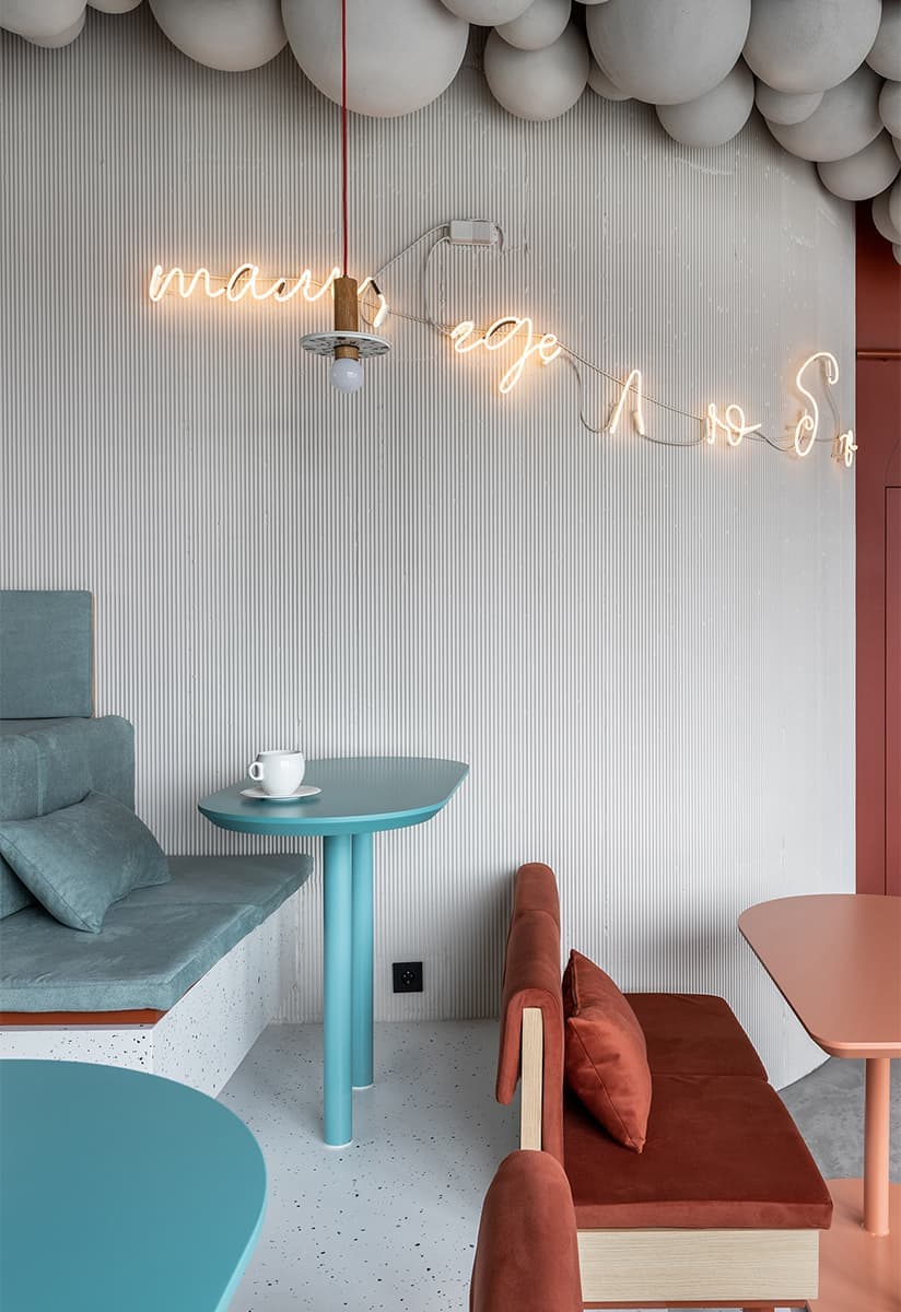 Декоративные шары и ярусная посадка в интерьере семейного кафе — проект Екатерины и Алексея Савицких