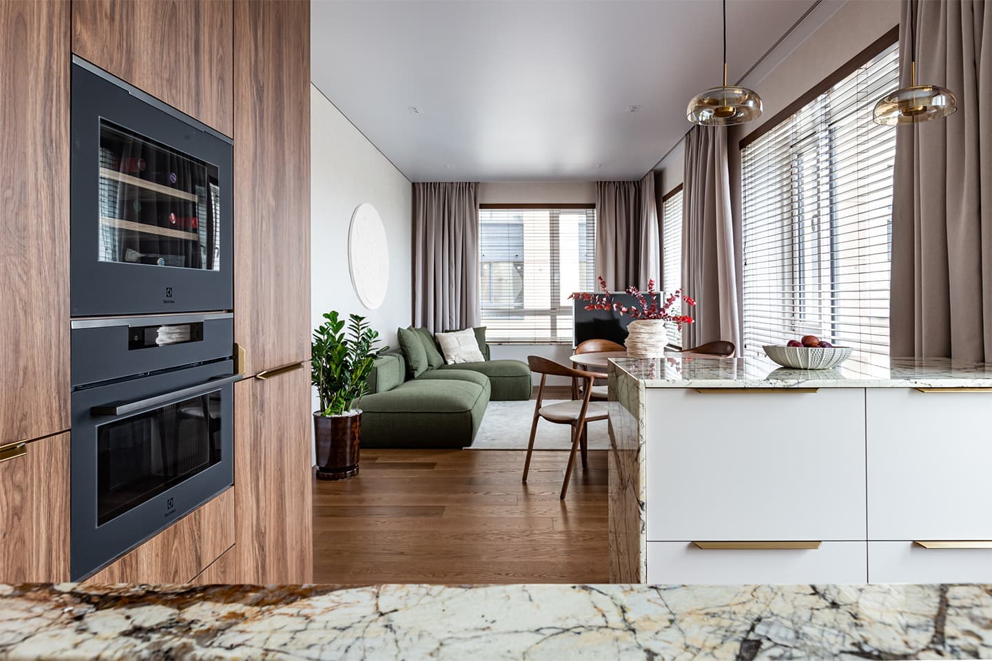 Насыщенный интерьер с акцентной стеной из белого гранита — проект Марии Линниковой