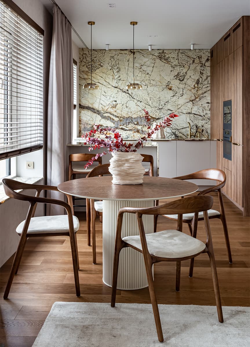 Насыщенный интерьер с акцентной стеной из белого гранита — проект Марии Линниковой