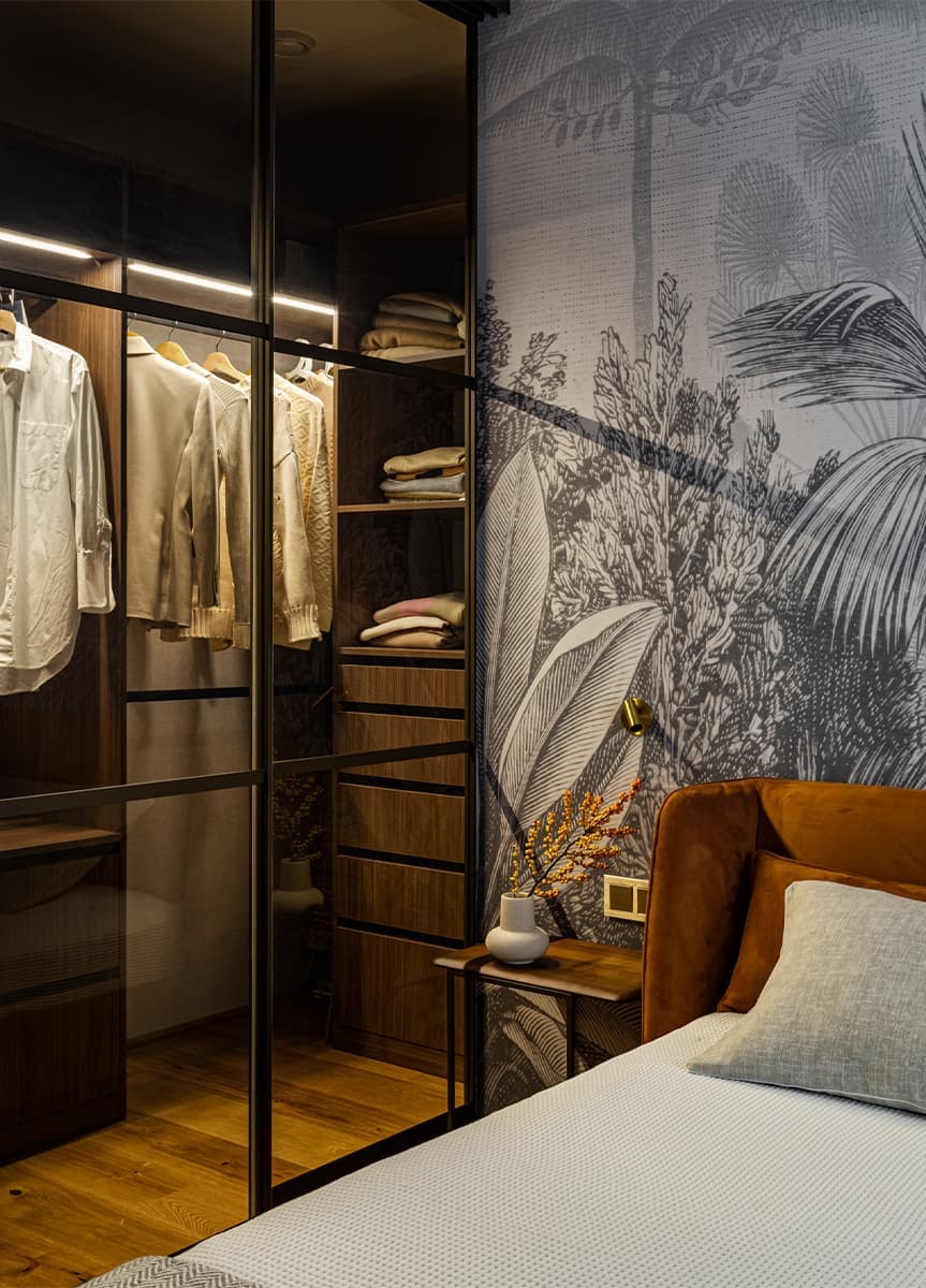 Насыщенный интерьер с акцентной стеной из белого гранита — проект Марии Линниковой