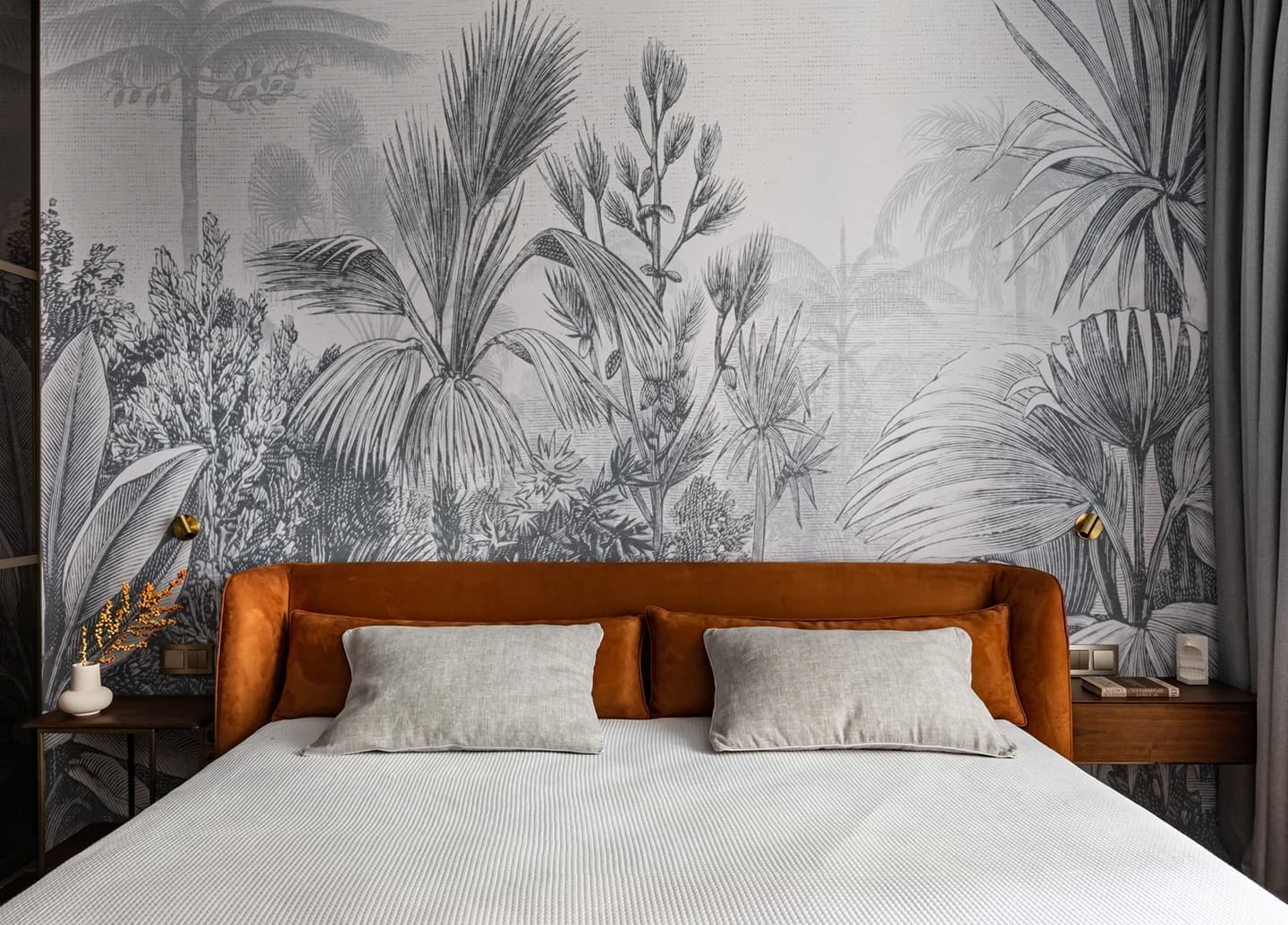 Насыщенный интерьер с акцентной стеной из белого гранита — проект Марии Линниковой