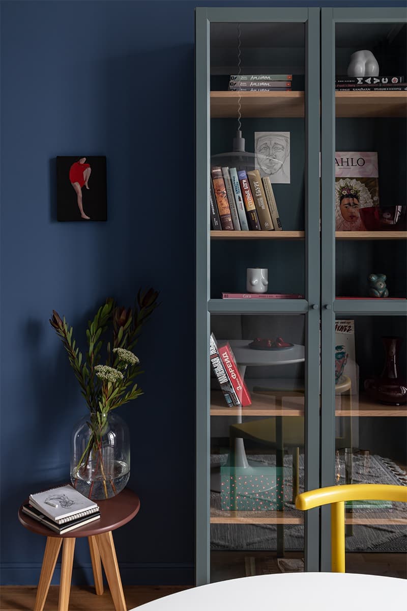 Эклектичный интерьер квартиры, вдохновленный Музеем Фриды Кало — проект Дэйси Аушевой