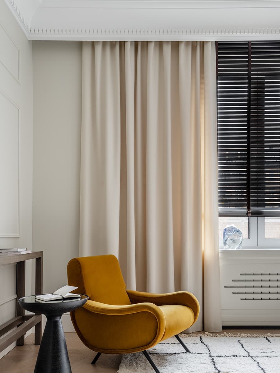 Деликатный интерьер с фактурными тканями и продуманными системами хранения — проект Дины Салаховой