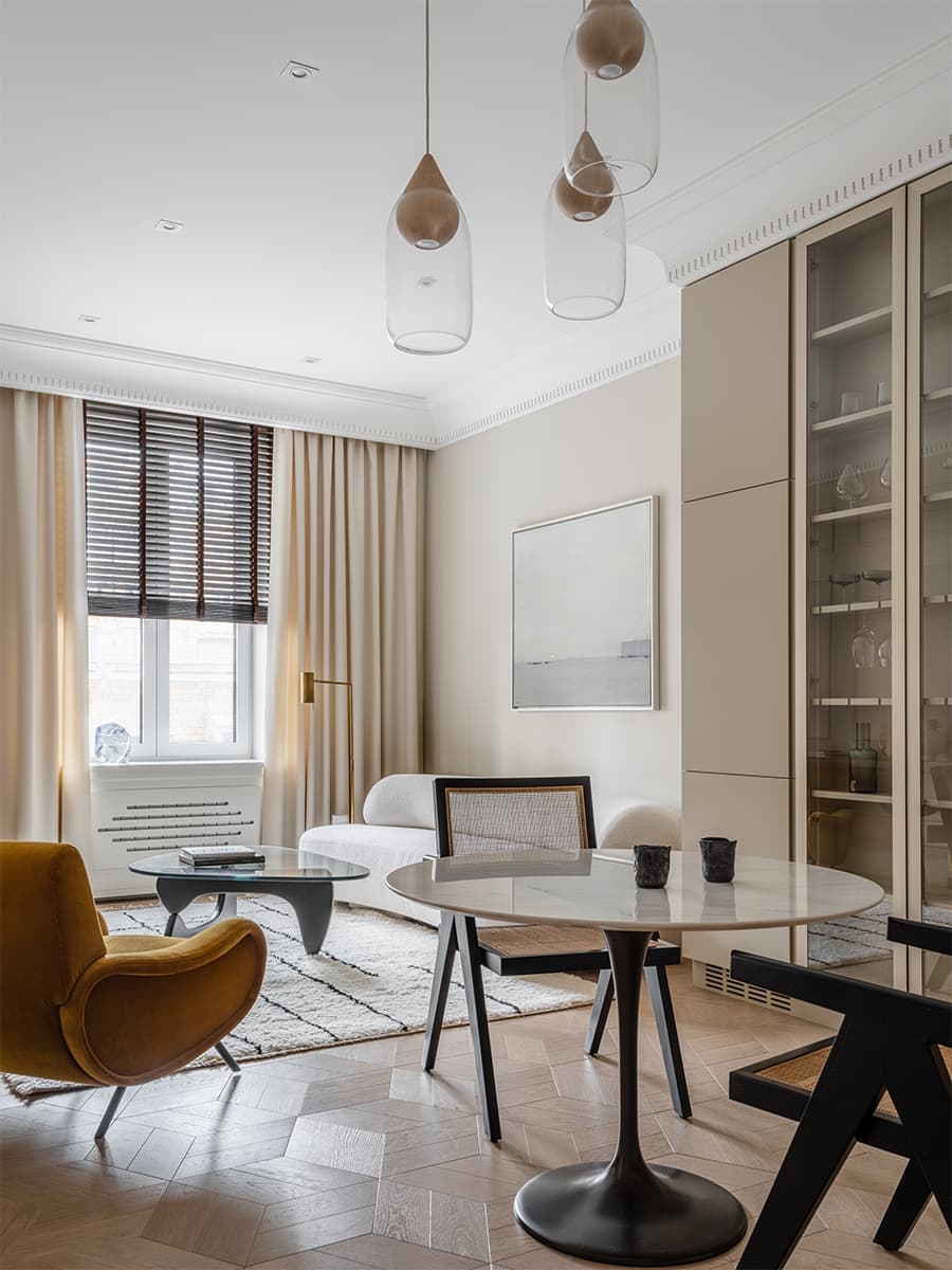 Деликатный интерьер с фактурными тканями и продуманными системами хранения — проект Дины Салаховой