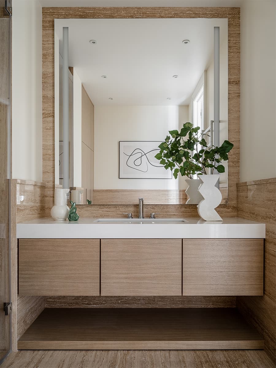 Деликатный интерьер с фактурными тканями и продуманными системами хранения — проект Дины Салаховой