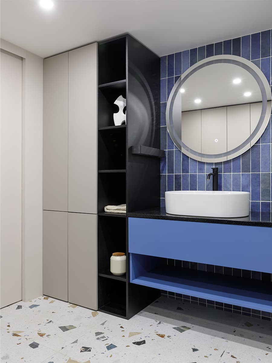 Светлый интерьер двухуровневых апартаментов в доме с богатой историей — проект Александры Качуриной