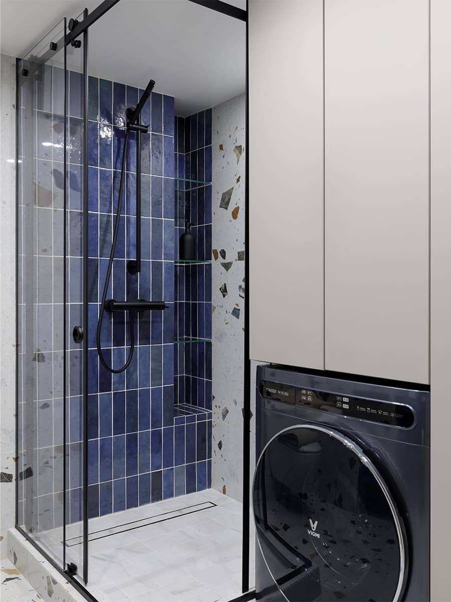 Светлый интерьер двухуровневых апартаментов в доме с богатой историей — проект Александры Качуриной