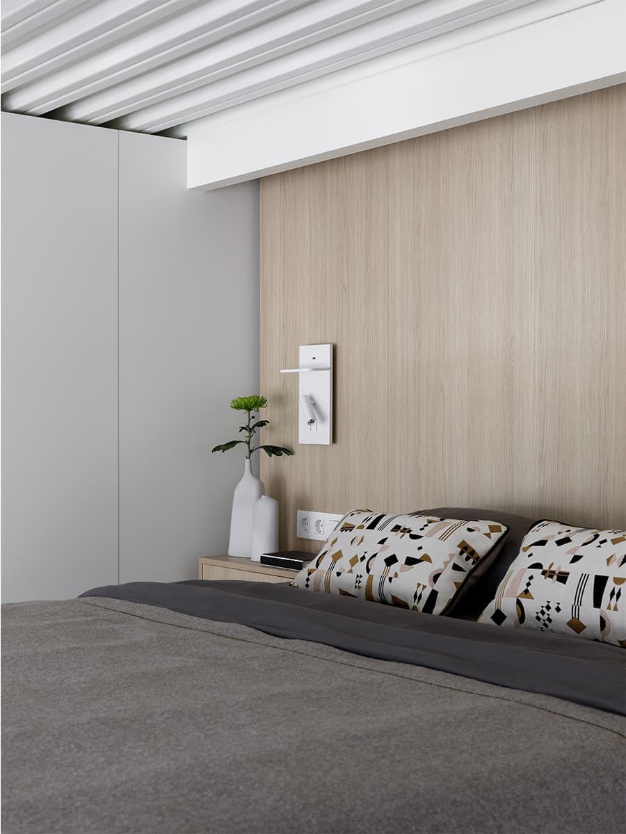 Светлый интерьер двухуровневых апартаментов в доме с богатой историей — проект Александры Качуриной