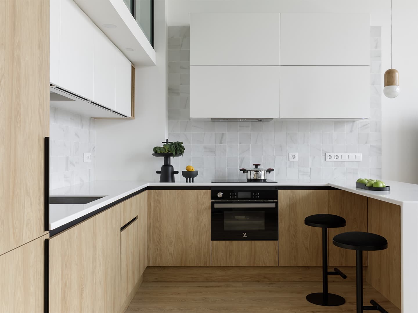 Светлый интерьер двухуровневых апартаментов в доме с богатой историей — проект Александры Качуриной