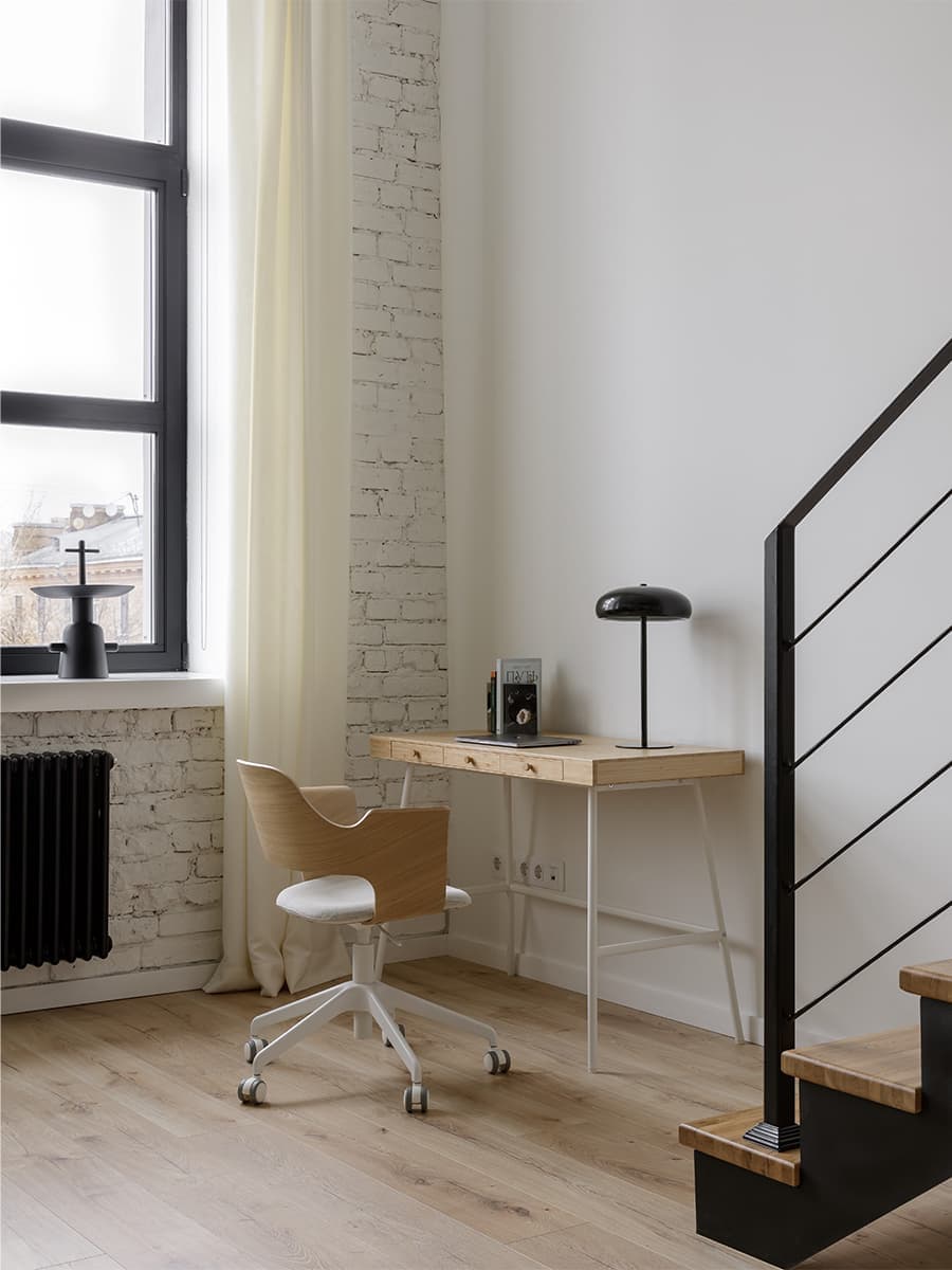 Светлый интерьер двухуровневых апартаментов в доме с богатой историей — проект Александры Качуриной