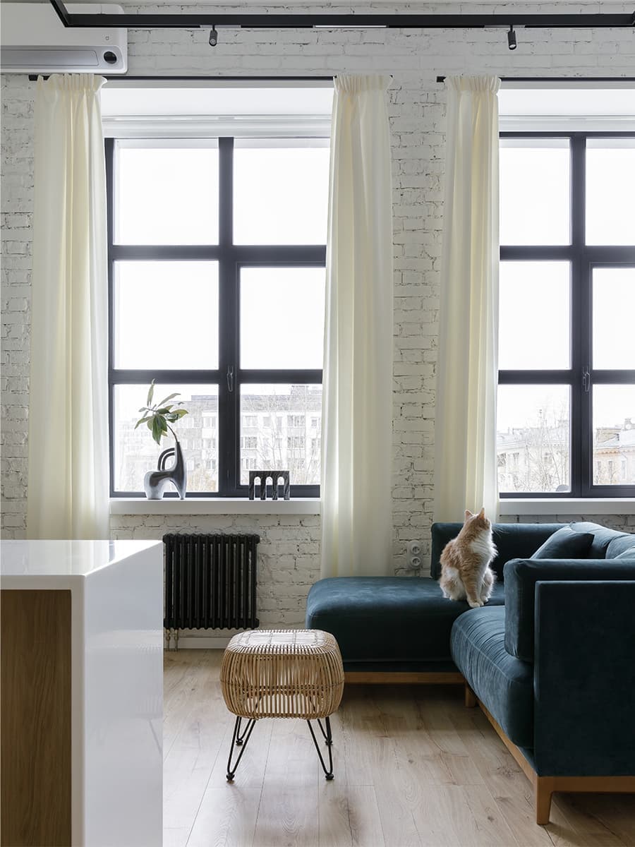 Светлый интерьер двухуровневых апартаментов в доме с богатой историей — проект Александры Качуриной