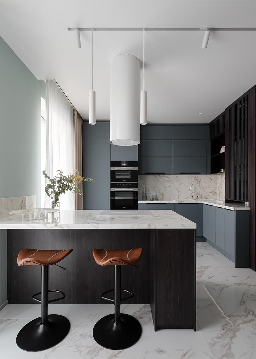 Микс темных и светлых тонов в интерьере для молодого человека — проект Светланы Ковальчук